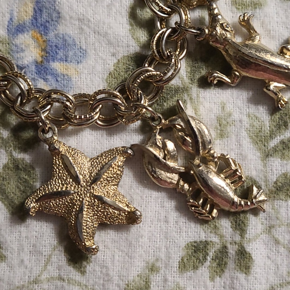 EUC GOLD-TONE NAUTICAL CHARM BRACELET - Picture 3 of 8